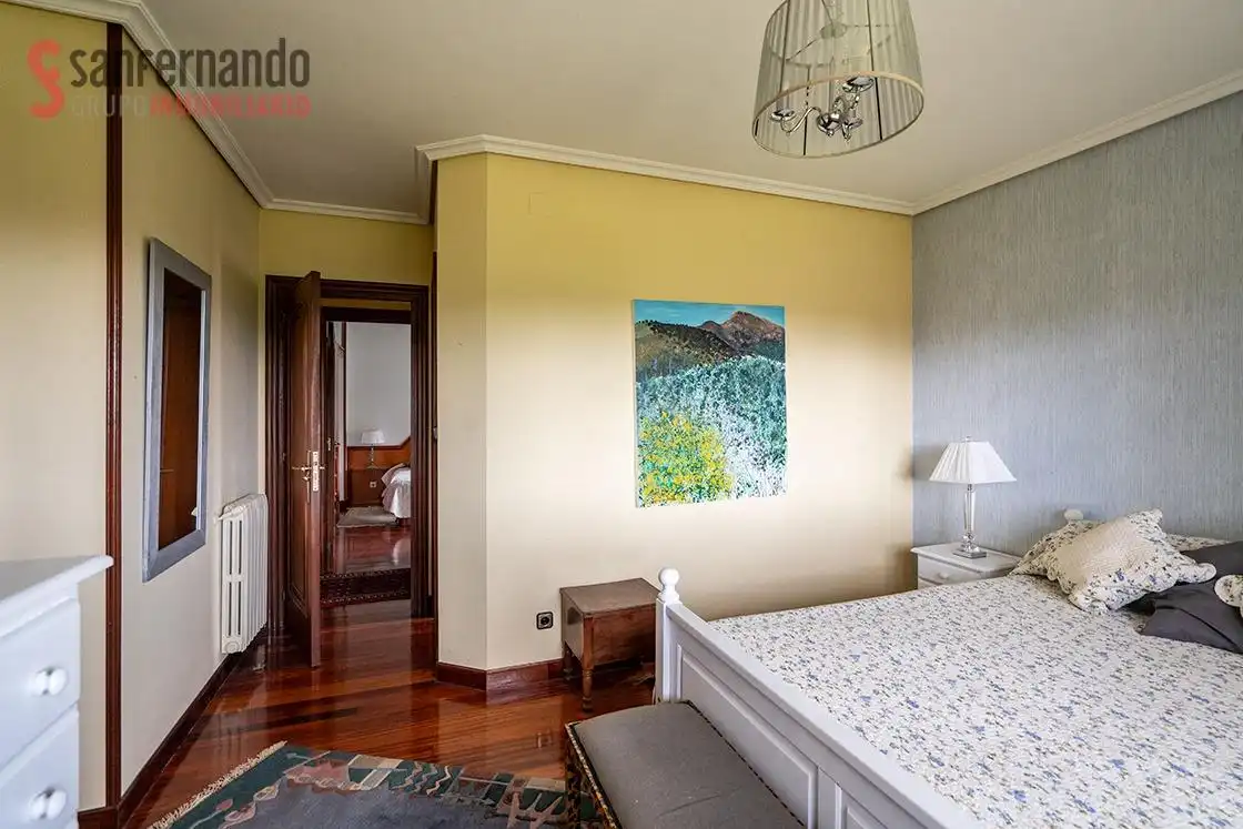 Habitación de Casa o chalet en venta en Torrelavega  con Calefacción, Jardín privado y Terraza