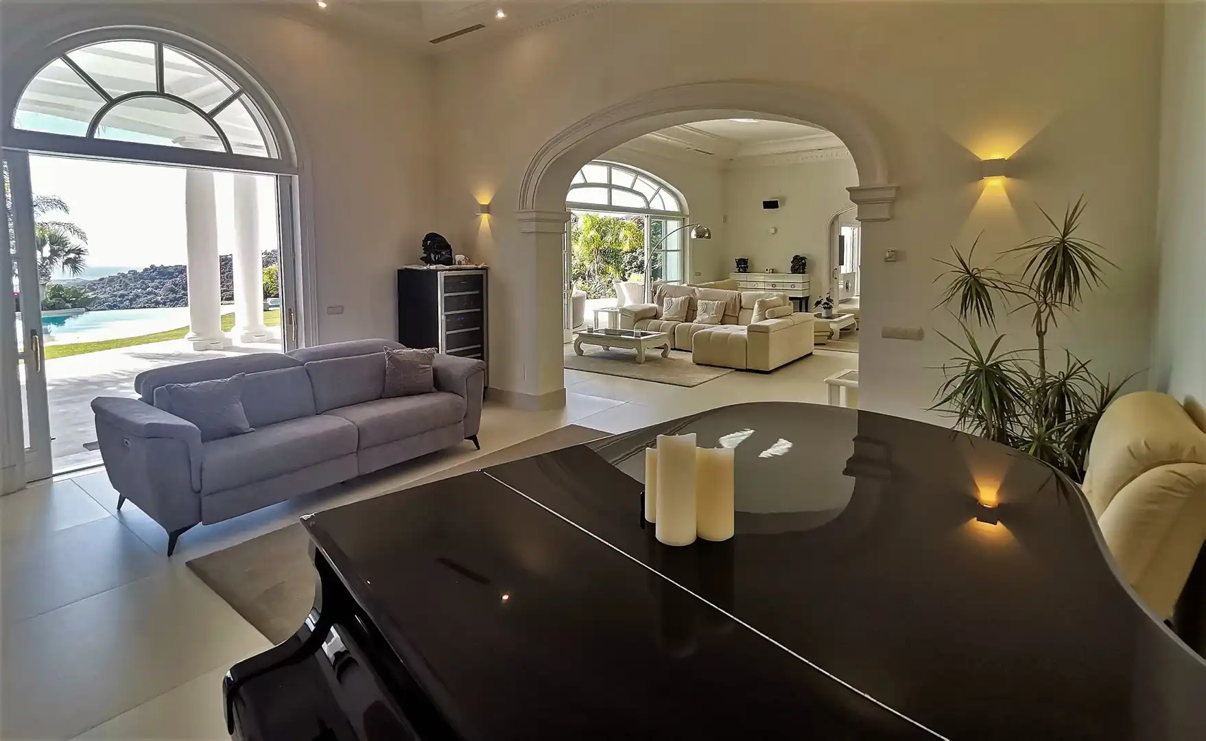 Sala d'estar de Casa o xalet en venda en Benahavís amb Aire condicionat, Jardí privat i Piscina