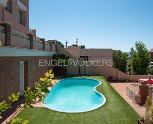 Piscina de Apartament en venda en Sant Just Desvern amb Aire condicionat, Calefacció i Jardí privat