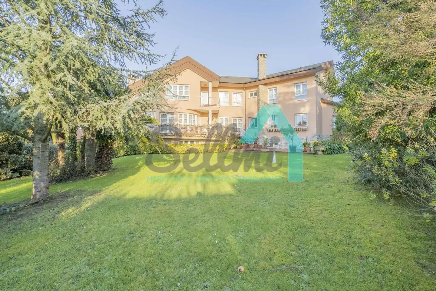 Vista exterior de Casa o xalet en venda en Oviedo  amb Calefacció, Jardí privat i Parquet
