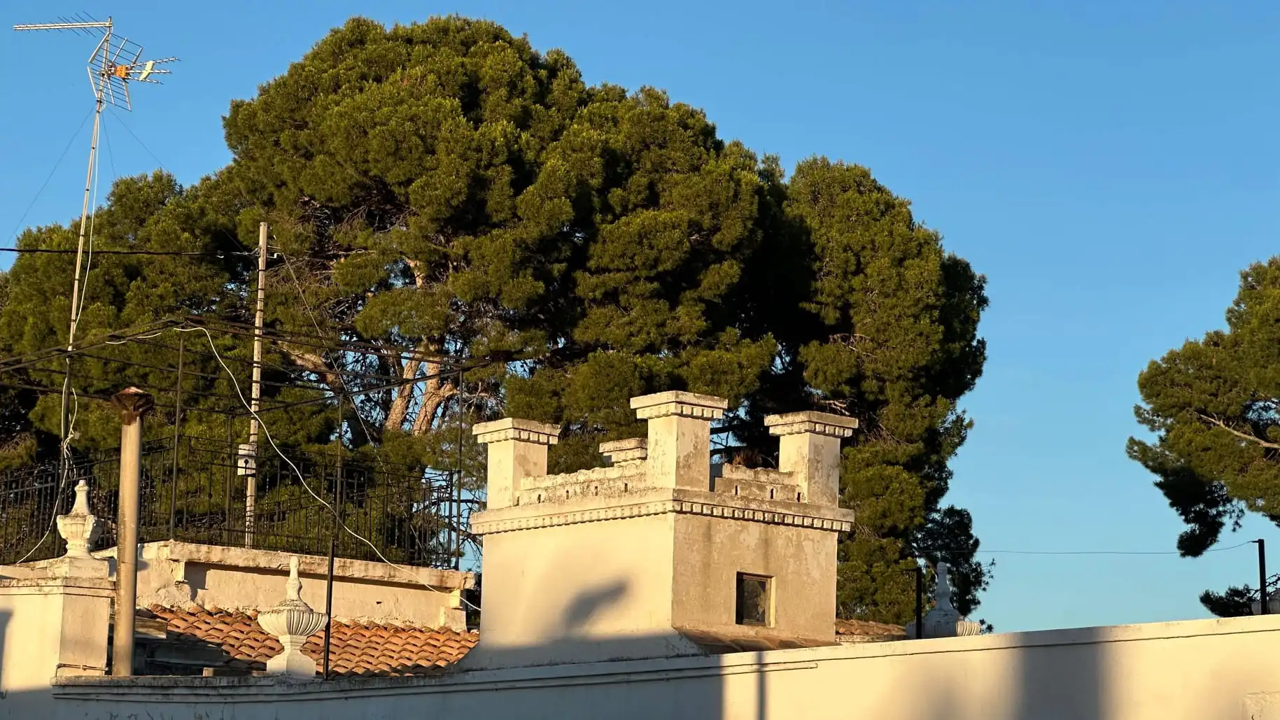 Vista exterior de Casa o xalet en venda en Godella amb Aire condicionat, Jardí privat i Terrassa
