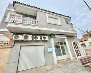 Vista exterior de Casa o xalet en venda en Orihuela amb Aire condicionat, Calefacció i Jardí privat