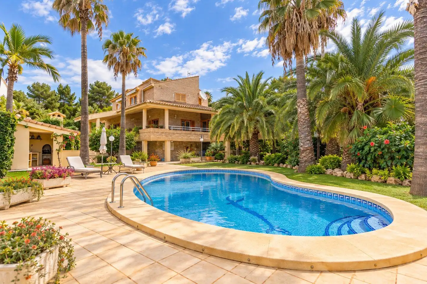 House with pool for sale in Urbanizaciones