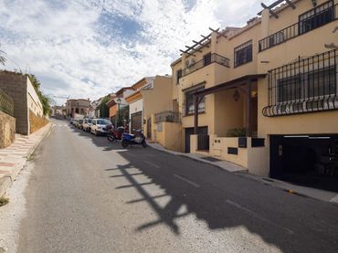 Adosado con balcón en venta en Calle de Sierra Nevada