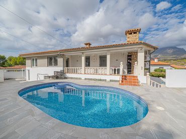 Villa con piscina in vendita a Coloma