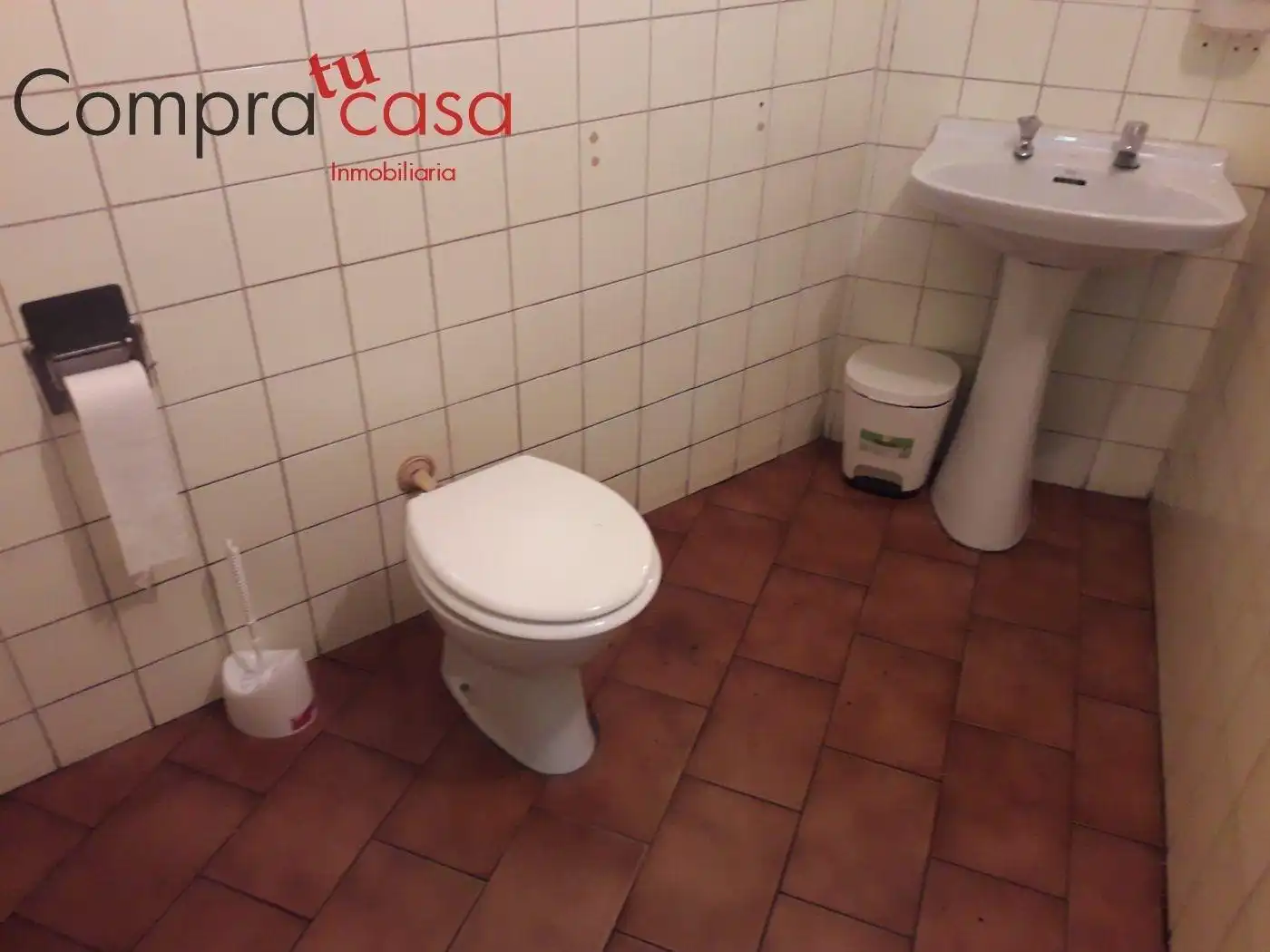 Bathroom of Commercial properties for rent in Segovia  with Air Conditioner