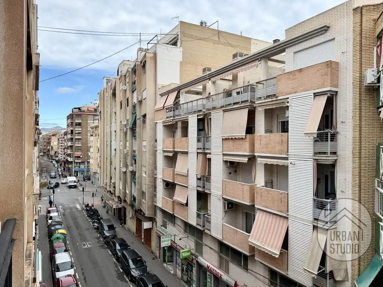 Vista exterior de Piso en venta en Alicante / Alacant con Aire acondicionado, Amueblado y Balcón