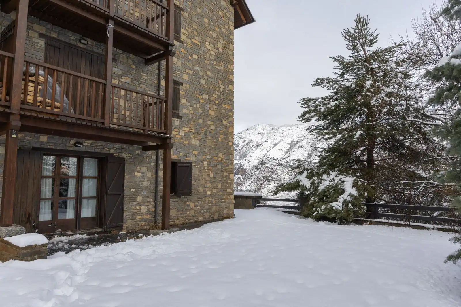 Vista exterior de Apartament en venda en Espot amb Calefacció, Jardí privat i Parquet