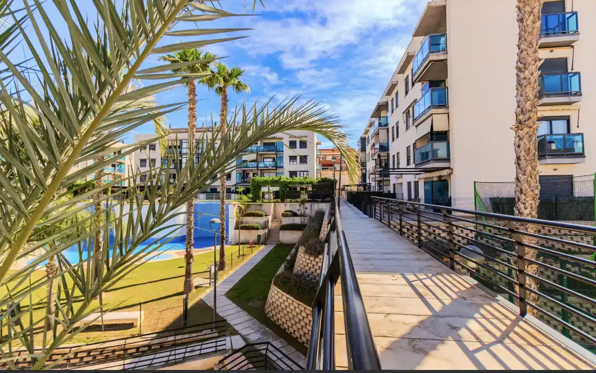 Vista exterior de Pis en venda en Santa Pola amb Aire condicionat, Piscina i Balcó