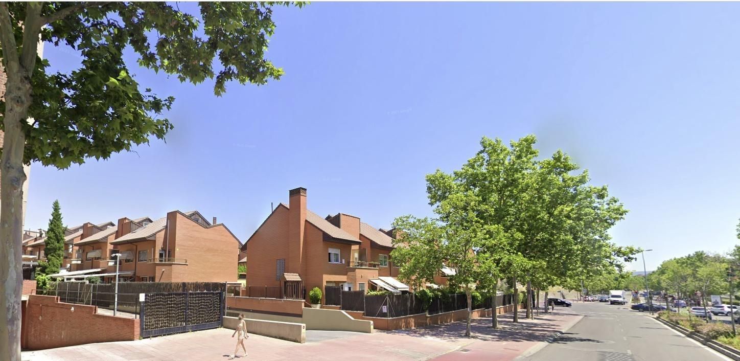 Vista exterior de Casa o xalet en venda en Alcalá de Henares amb Jardí privat, Terrassa i Traster