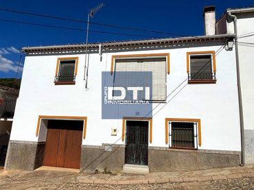 Casa con balcón en venta en Calle Monte Balon