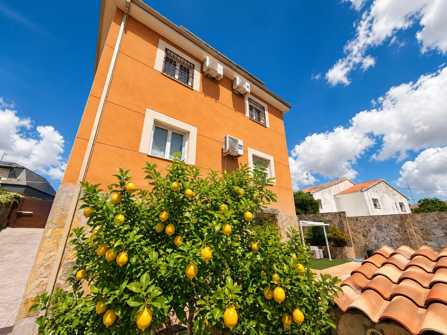 Vista exterior de Casa o chalet en venta en Serranillos del Valle con Aire acondicionado, Calefacción y Jardín privado
