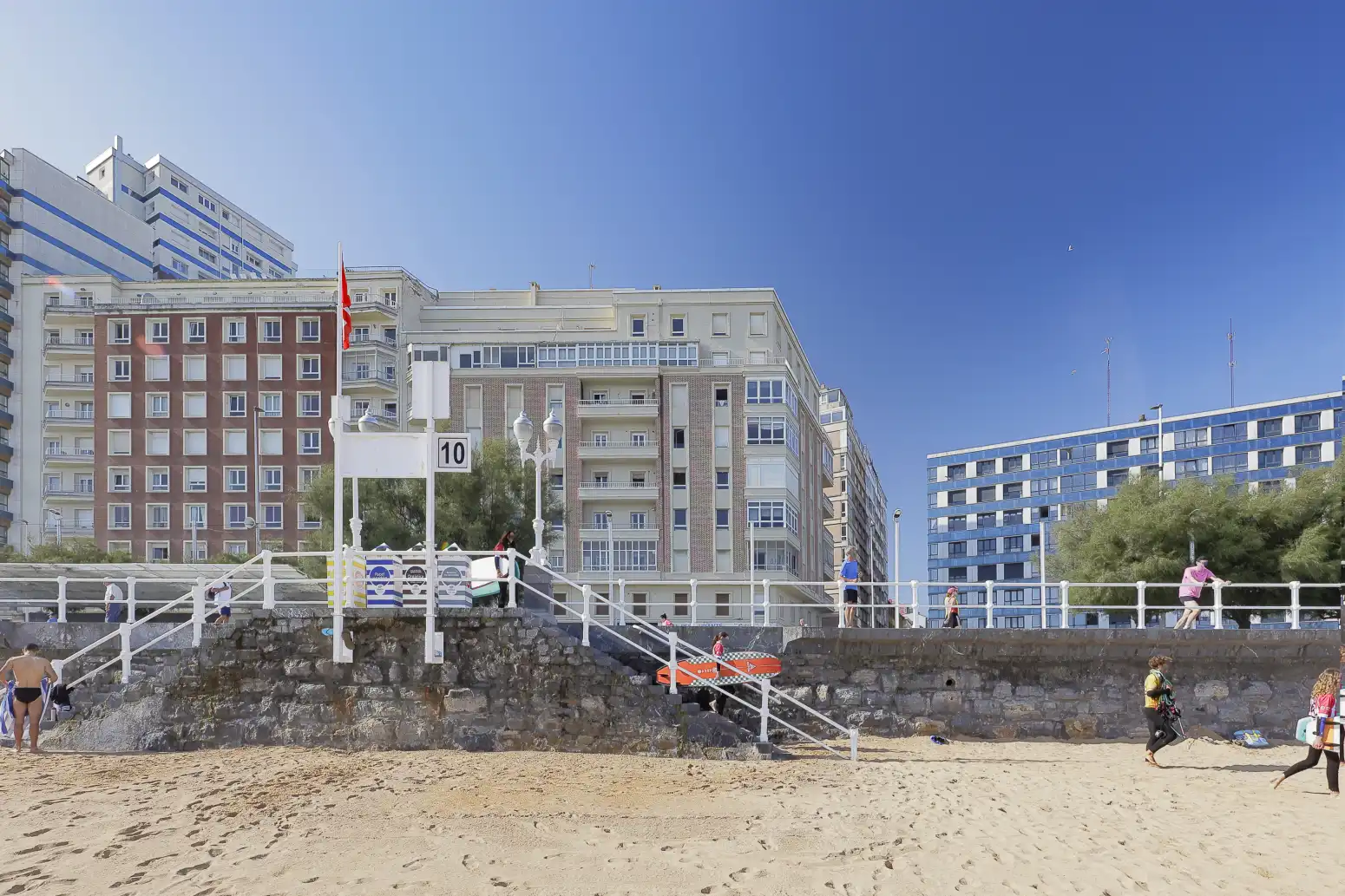 Vista exterior de Àtic en venda en Gijón  amb Calefacció, Parquet i Terrassa