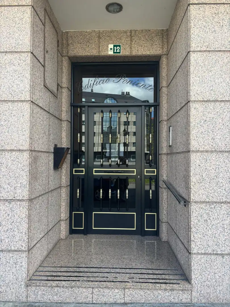 Vista exterior de Pis en venda en Carballo amb Calefacció, Traster i Forn