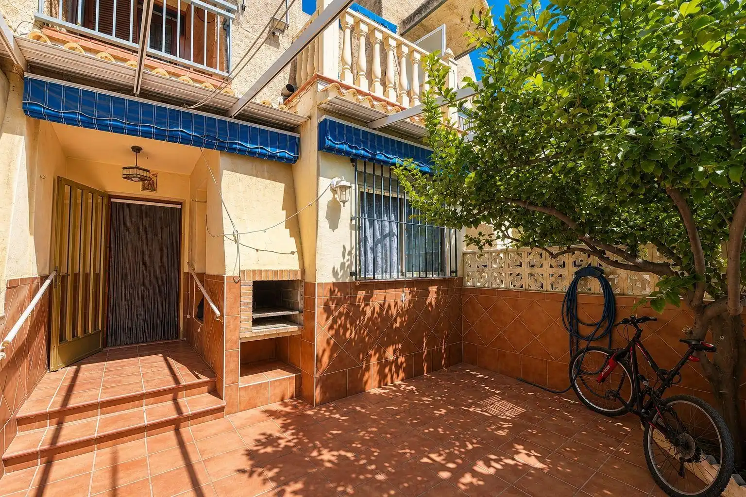Vista exterior de Casa o xalet en venda en San Pedro del Pinatar amb Aire condicionat, Calefacció i Terrassa