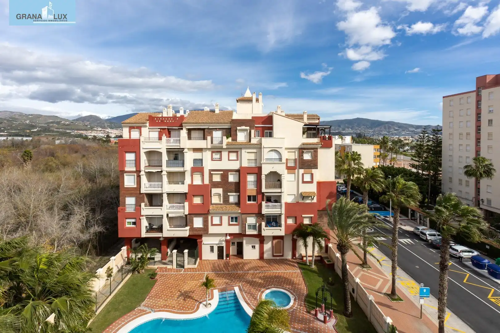 Vista exterior de Àtic en venda en Motril amb Jardí privat, Terrassa i Piscina comunitària