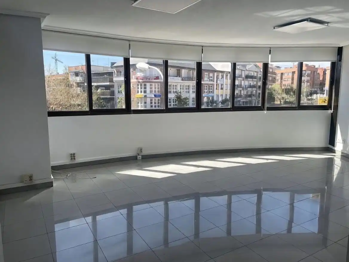 Büro zur Miete in Majadahonda mit Klimaanlage und Heizung
