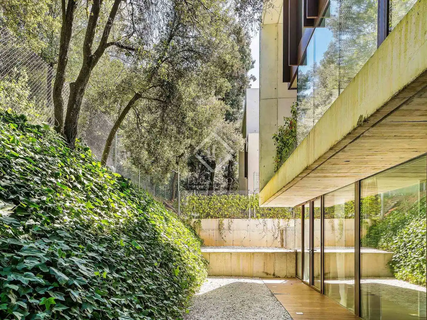 Vista exterior de Casa o xalet en venda en Sant Cugat del Vallès amb Aire condicionat, Calefacció i Jardí privat