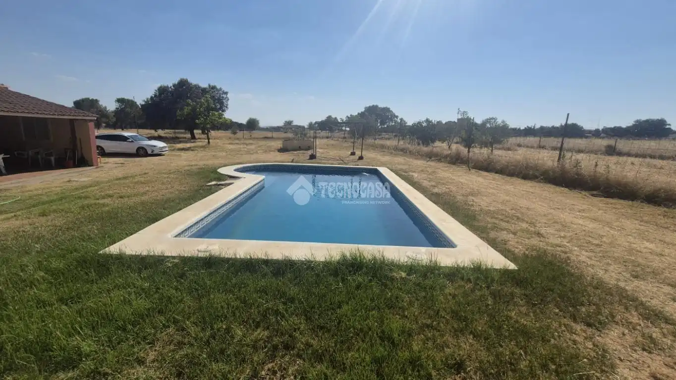Piscina de Casa adosada en venta en Badajoz con Amueblado