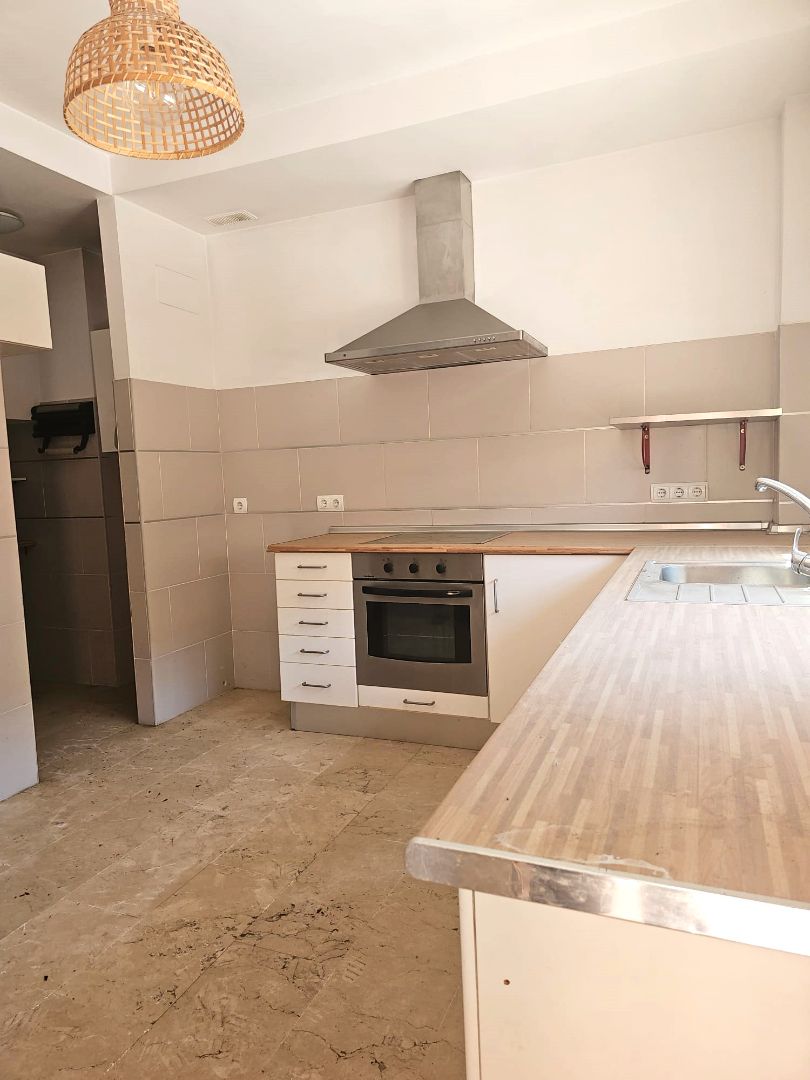 Cuina de Casa adosada en venda en Sanlúcar la Mayor amb Jardí privat, Terrassa i Forn