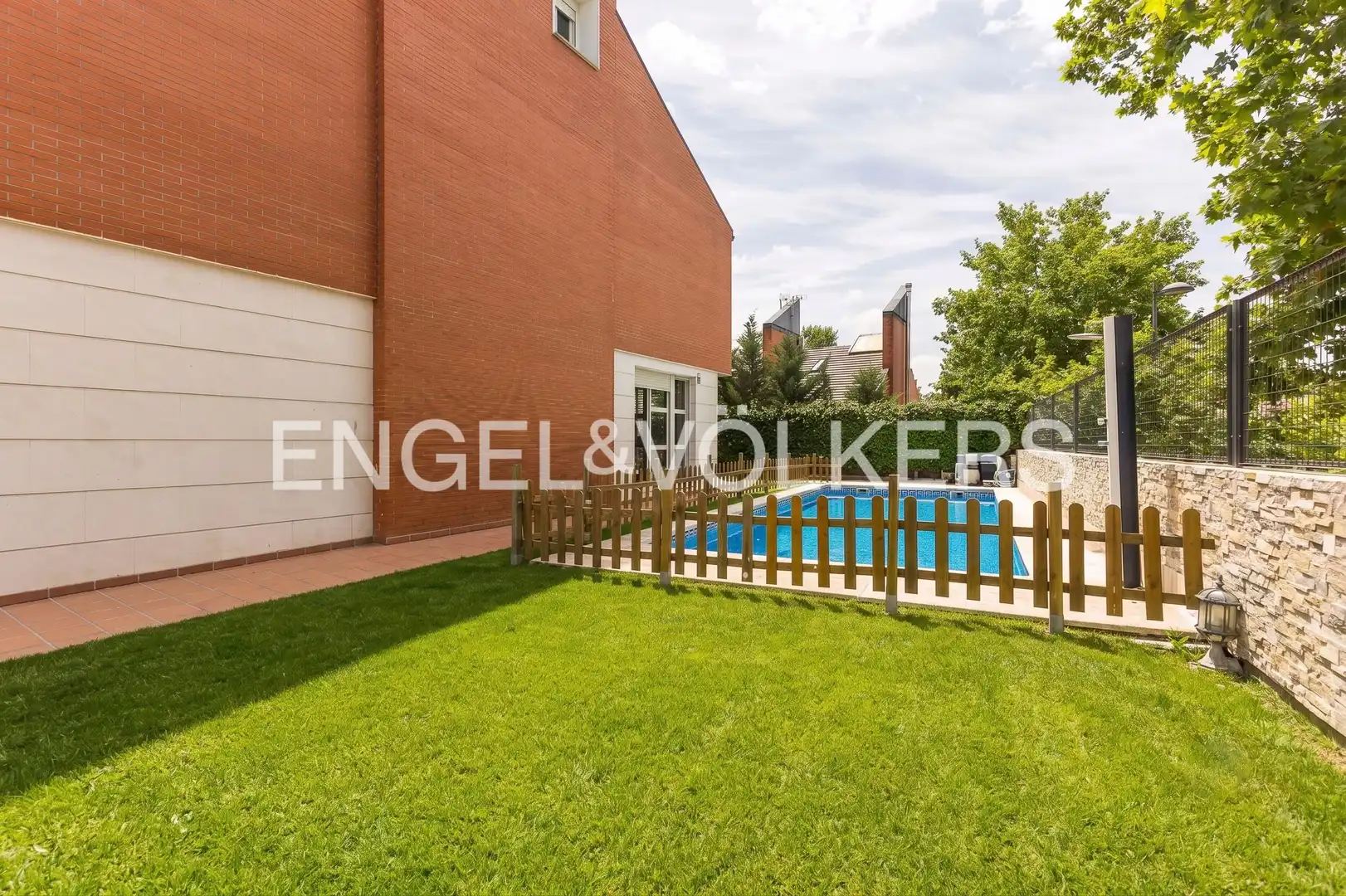 Swimming pool of Detached homes for sale in Paracuellos de Jarama  with Air Conditioner, Heating and Private garden