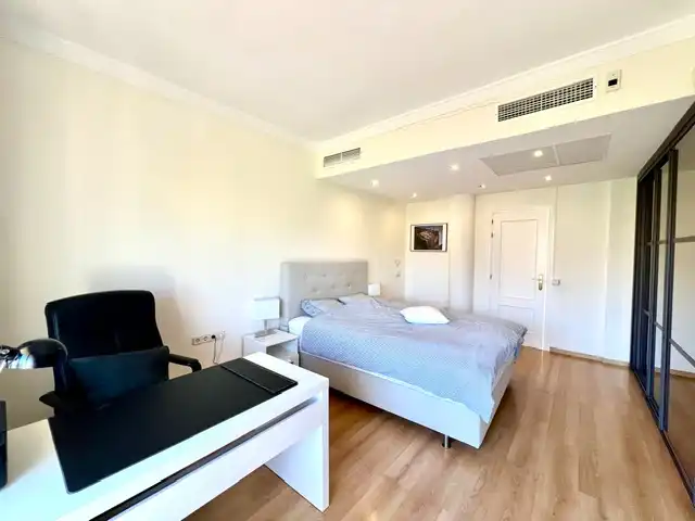 Schlafzimmer von Dachboden zum Verkauf in Marbella mit Klimaanlage, Heizung und Terrasse