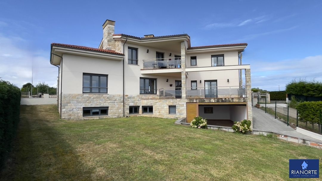 Vista exterior de Casa o xalet en venda en Gozón amb Calefacció, Jardí privat i Terrassa