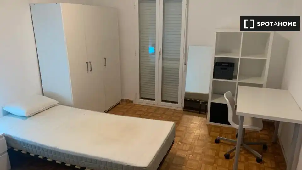 Bedroom of Flat for share in Valencia  with Air Conditioner, Heating and Furnished