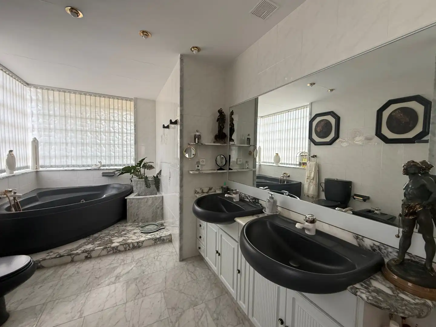 Badezimmer von Haus zum Verkauf in Begues mit Heizung, Privatgarten und Terrasse