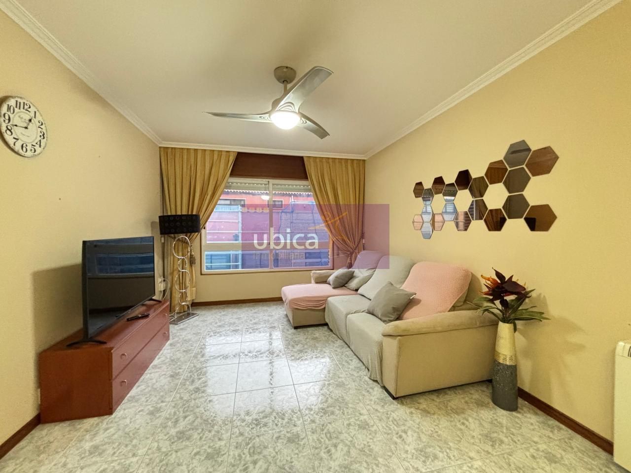 Sala d'estar de Pis de lloguer en Soutomaior amb Calefacció, Parquet i Moblat