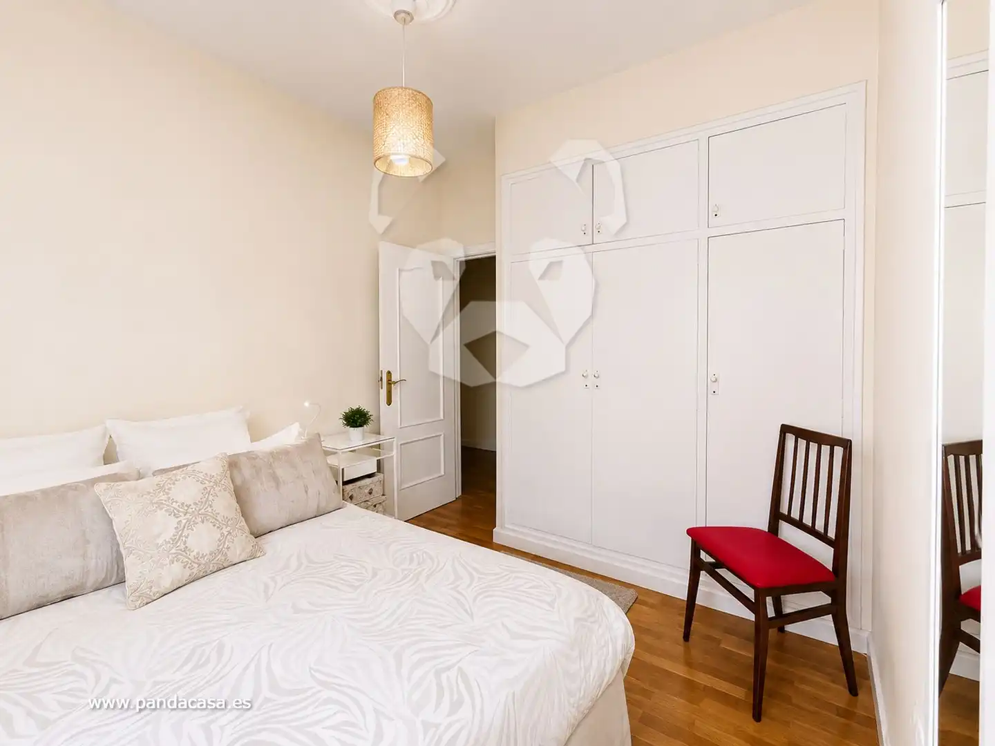Schlafzimmer von Dachboden zur Miete in Madrid mit Klimaanlage, Heizung und Parkett