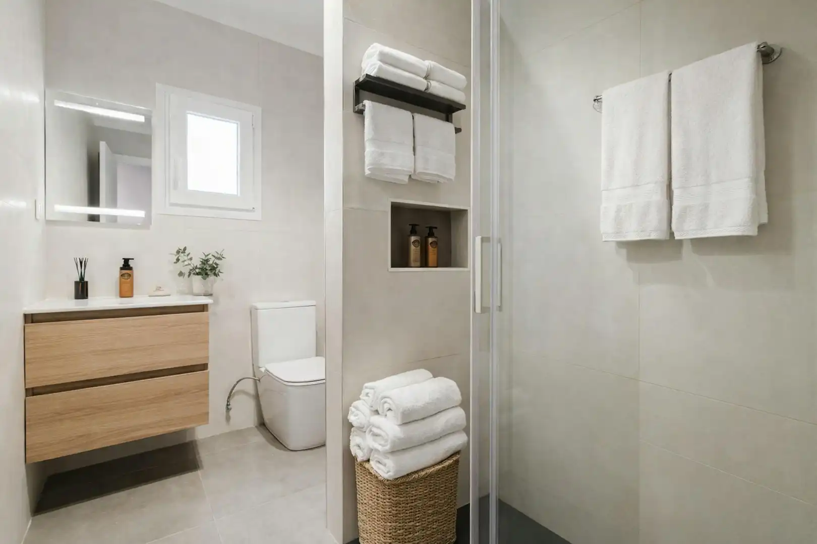Bathroom of Flat for rent in Valencia  with Air Conditioner, Heating and Furnished