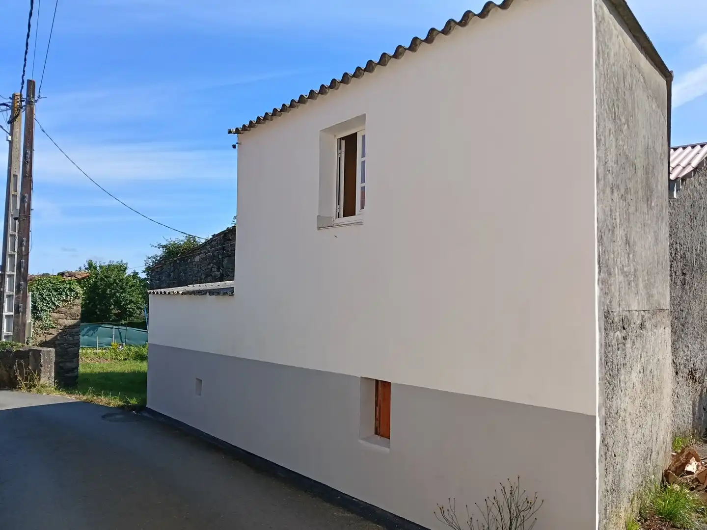 Außenansicht von Einfamilien-Reihenhaus zum Verkauf in Carral mit Privatgarten und Abstellraum