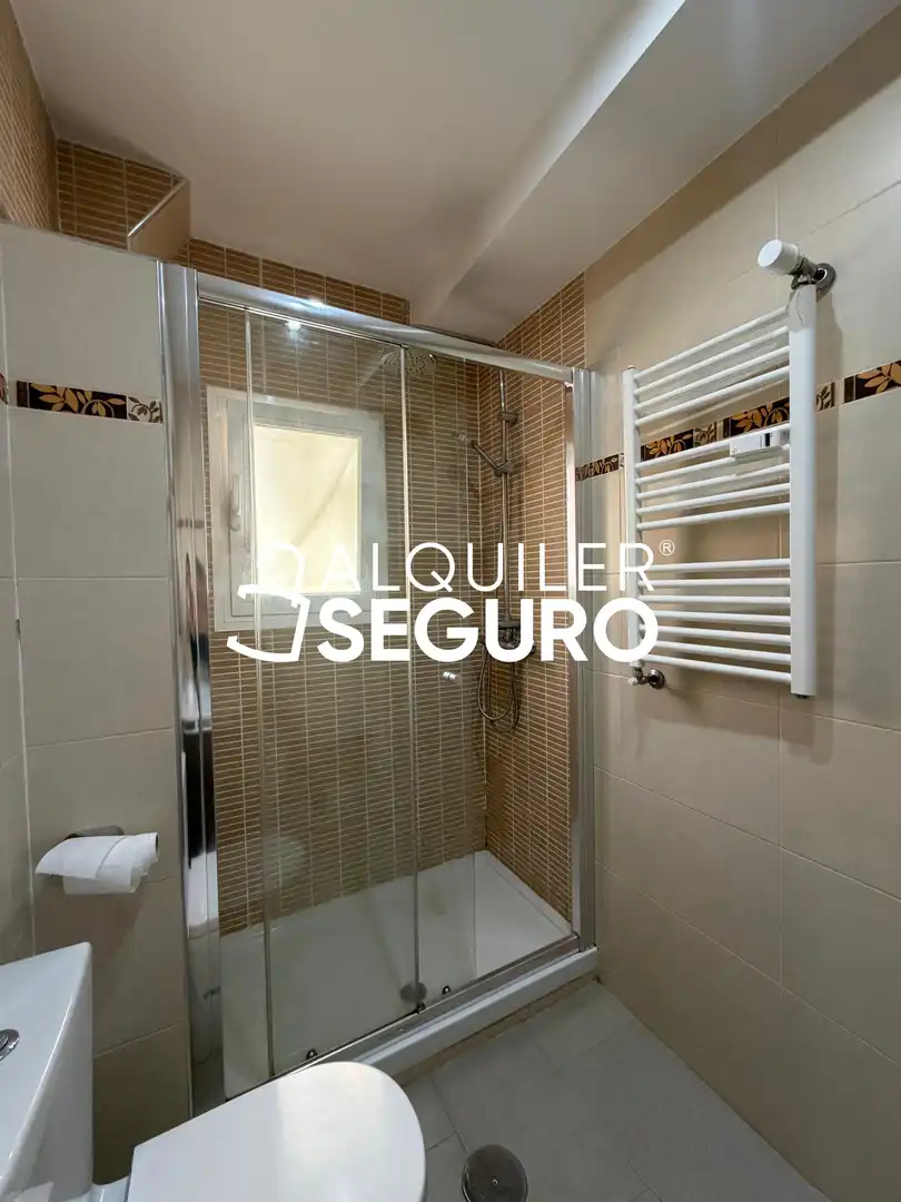 Badezimmer von Wohnung zur Miete in Madrid mit Klimaanlage, Heizung und Terrasse