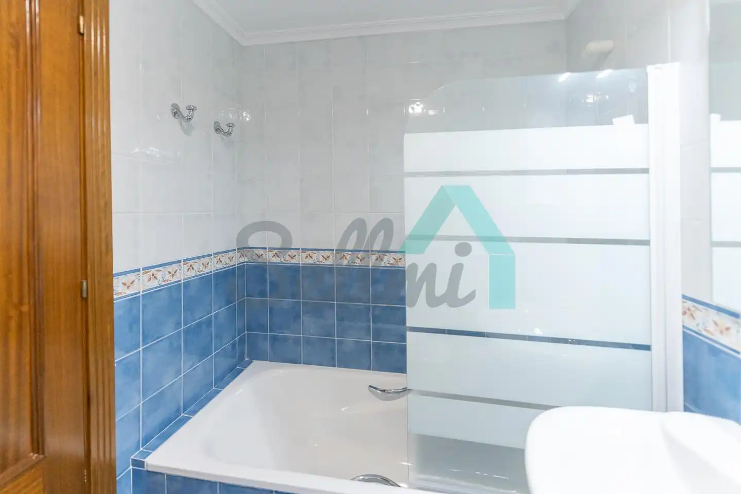 Baño de Piso de alquiler en Oviedo  con Calefacción, Parquet y Terraza