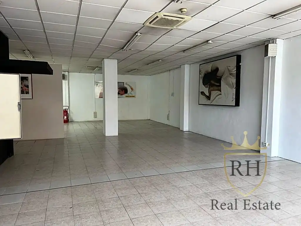 Locale commerciale in affitto a Llevant