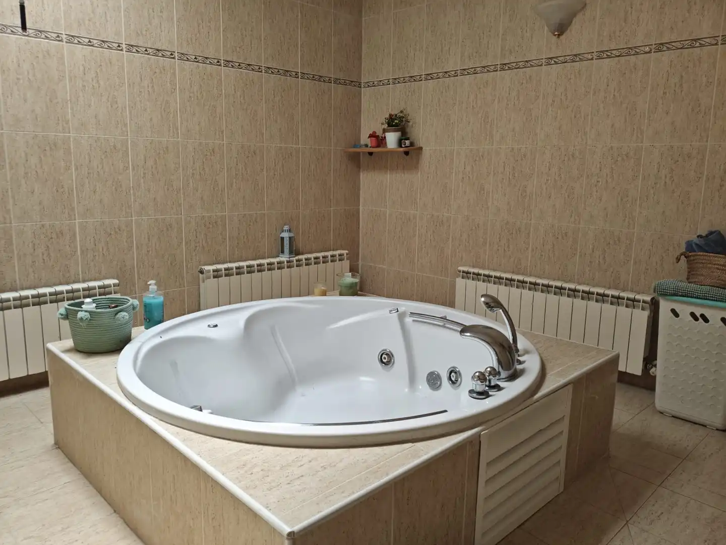 Baño de Casa o chalet en venta en Sevilla la Nueva con Aire acondicionado, Calefacción y Jardín privado