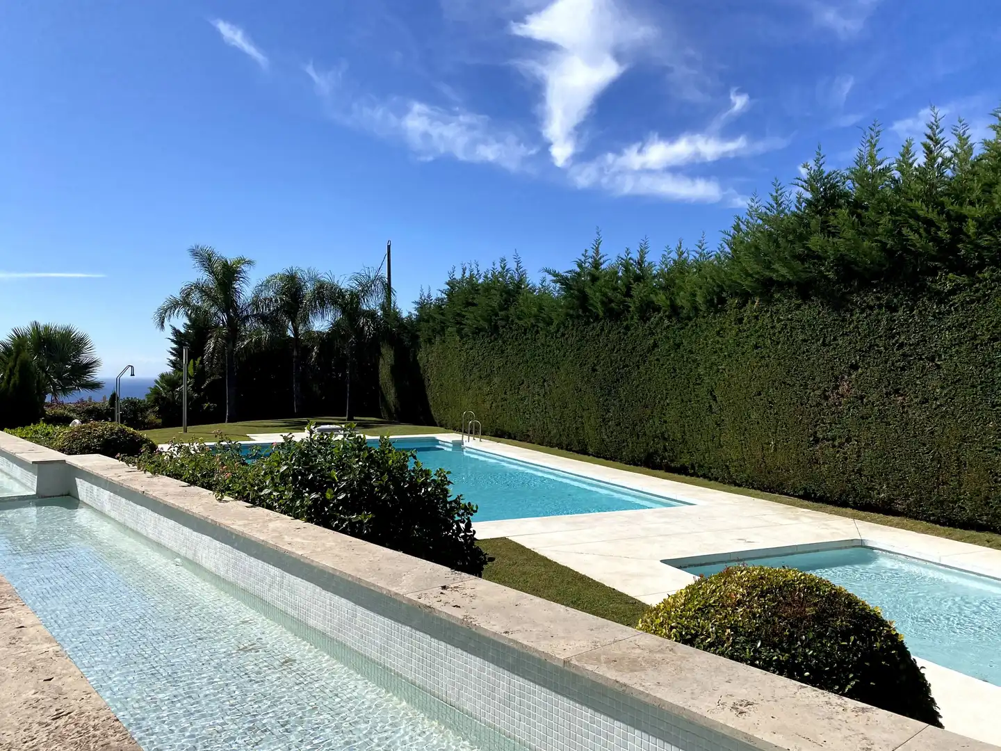 Piscina de Casa adosada en venda en Benahavís amb Aire condicionat, Calefacció i Jardí privat