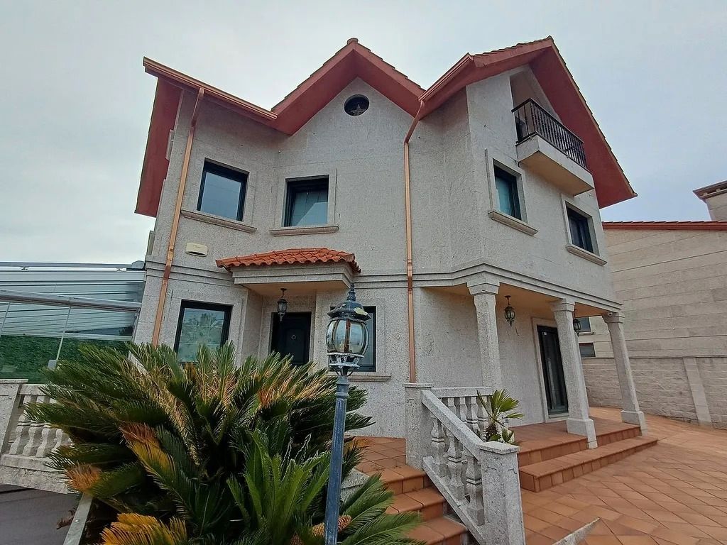 Vista exterior de Casa o chalet en venta en Vigo  con Calefacción, Jardín privado y Parquet
