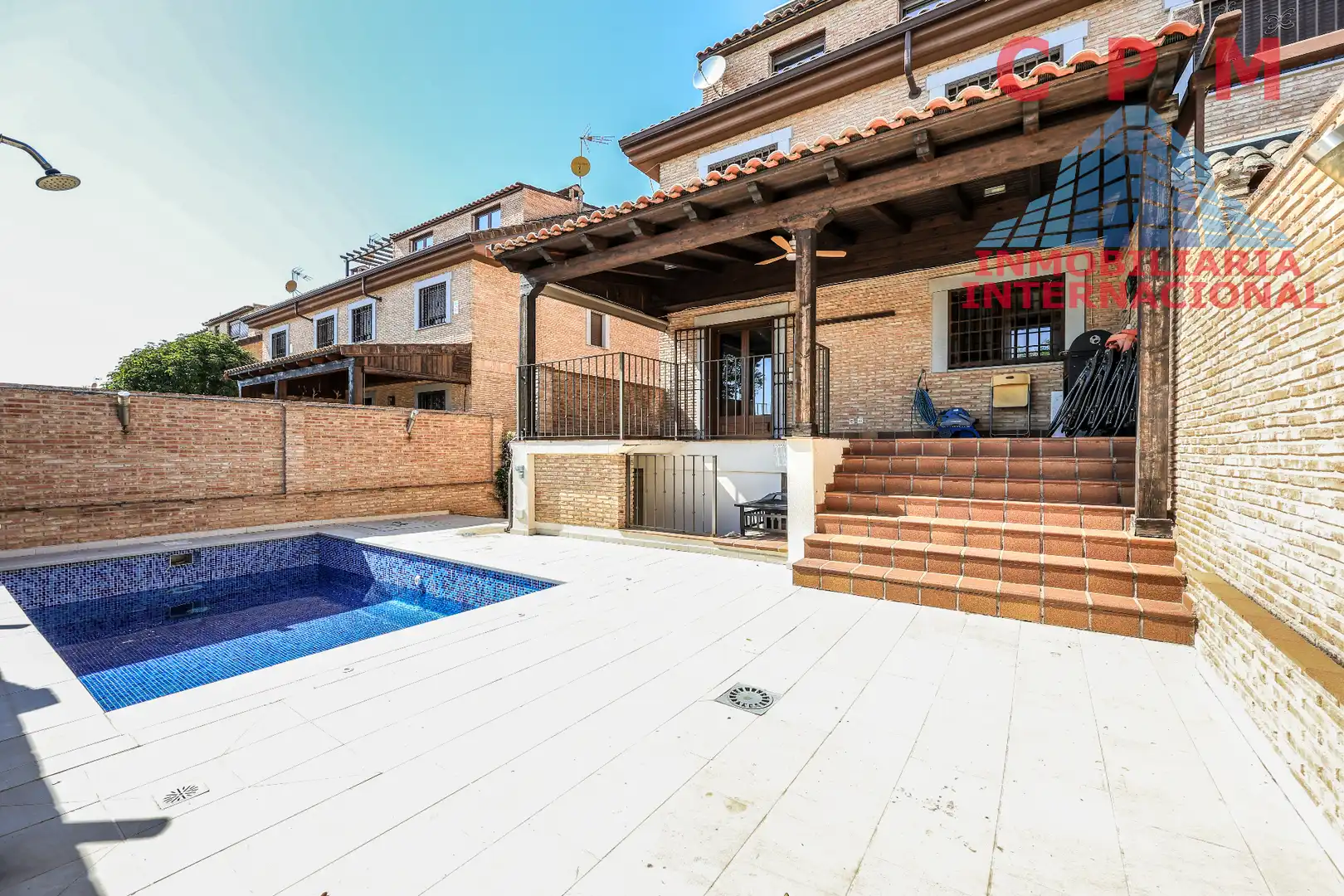 Piscina de Casa adosada de lloguer en Móstoles amb Aire condicionat, Calefacció i Jardí privat