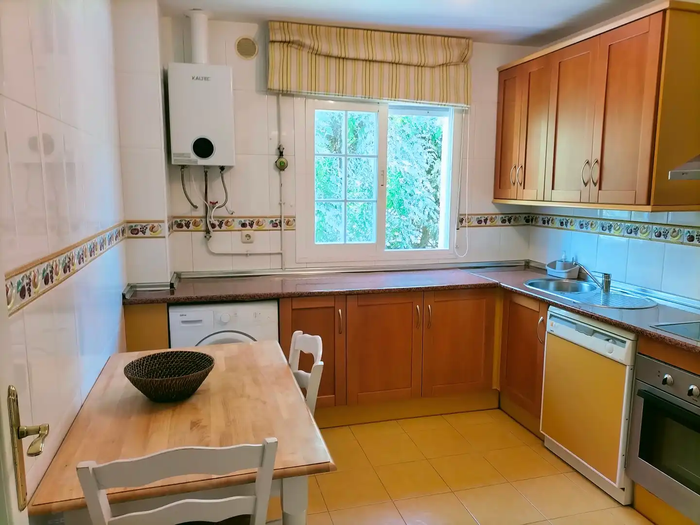 Kitchen of Flat for sale in Marbella  with Air Conditioner, Terrace and Storage room