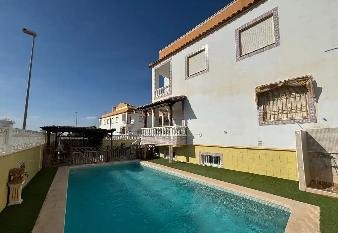 Vista exterior de Casa o xalet de lloguer en Torrevieja amb Aire condicionat, Calefacció i Jardí privat