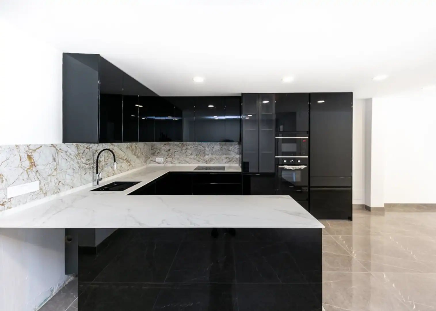 Cocina de Apartamento en venta en Marbella con Aire acondicionado, Calefacción y Terraza