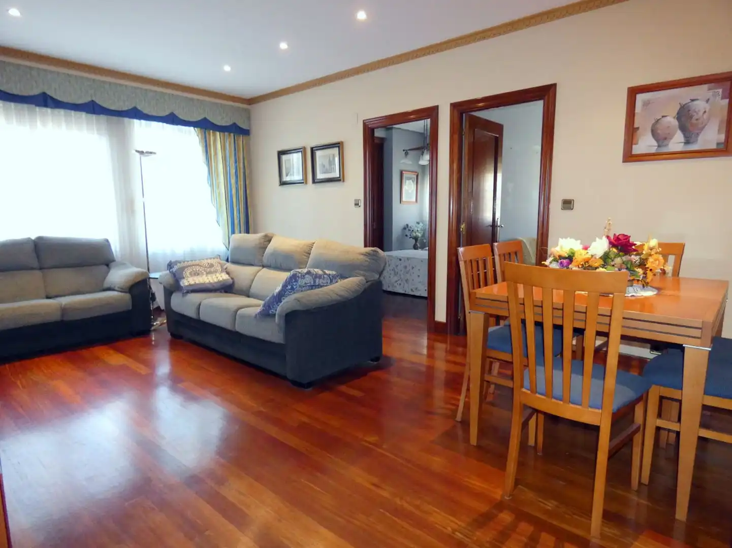 Sala d'estar de Pis en venda en Bilbao  amb Calefacció, Parquet i Moblat