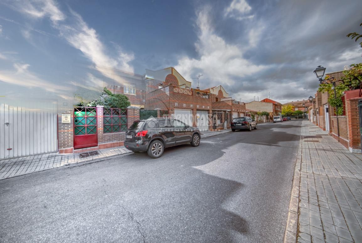 Vista exterior de Casa adosada en venda en Laguna de Duero amb Jardí privat