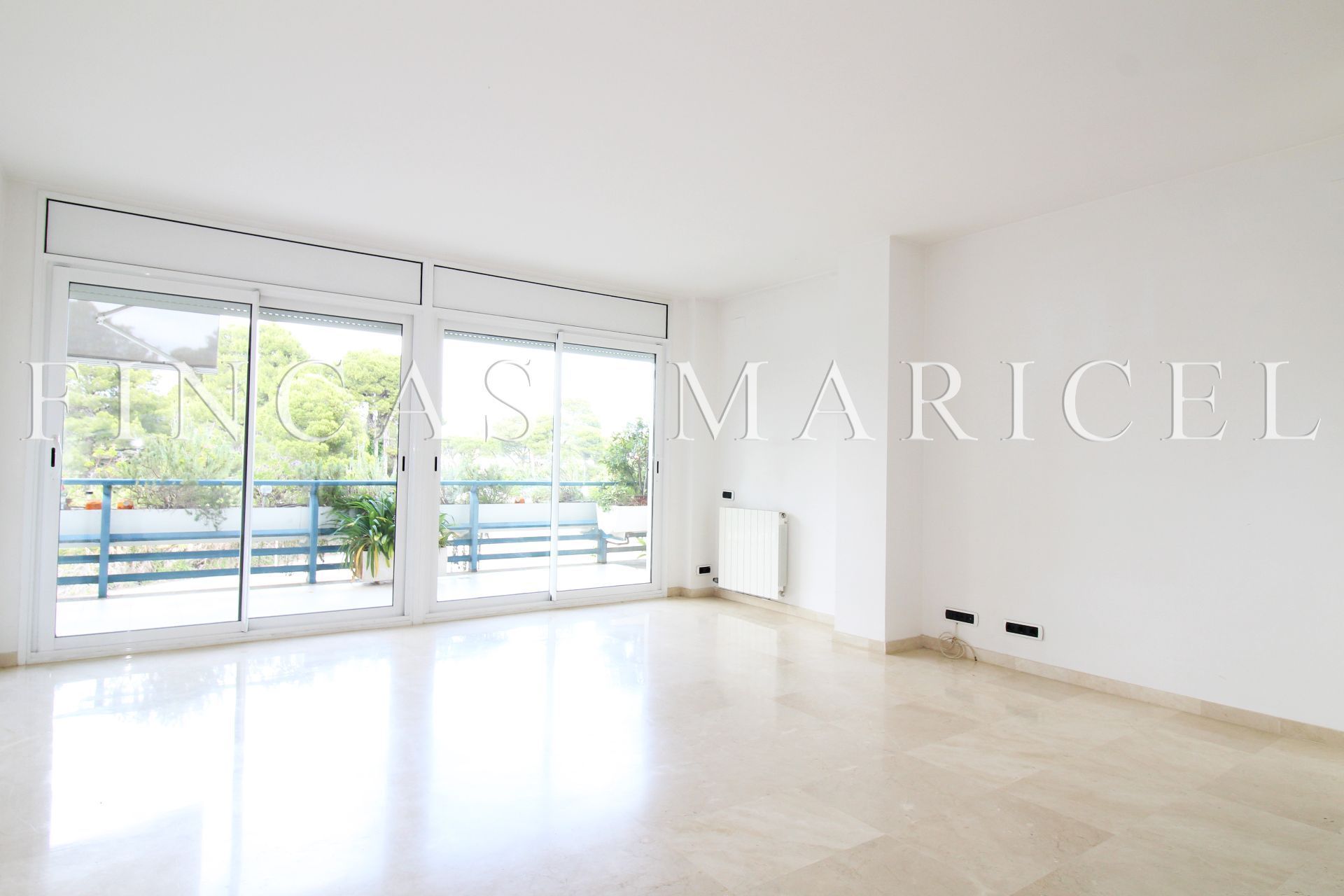 Living room of Flat for sale in Sitges  with Air Conditioner, Heating and Terrace