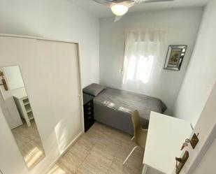 Bedroom of Flat to share in  Madrid Capital  with Heating, Washing machine and Internet