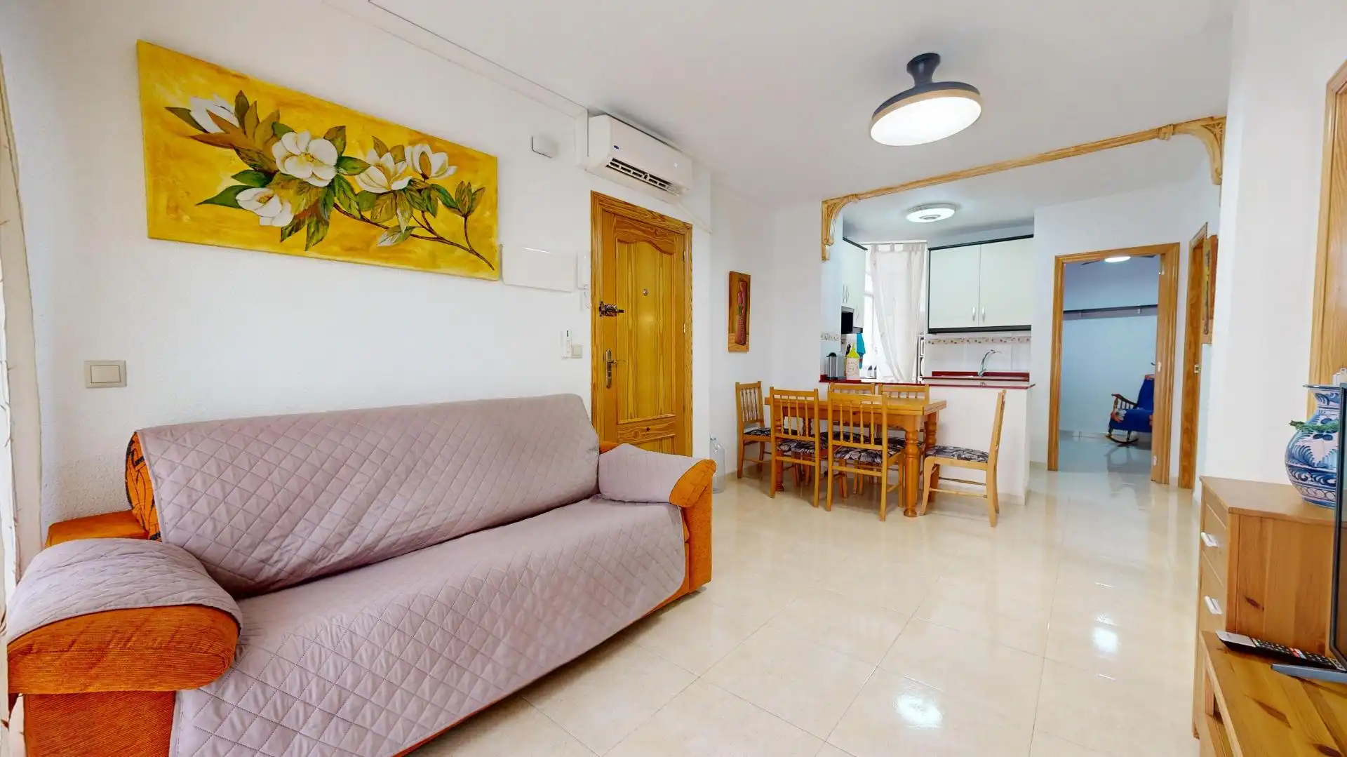 Sala de estar de Apartamento de alquiler en Torrevieja con Aire acondicionado, Amueblado y Balcón