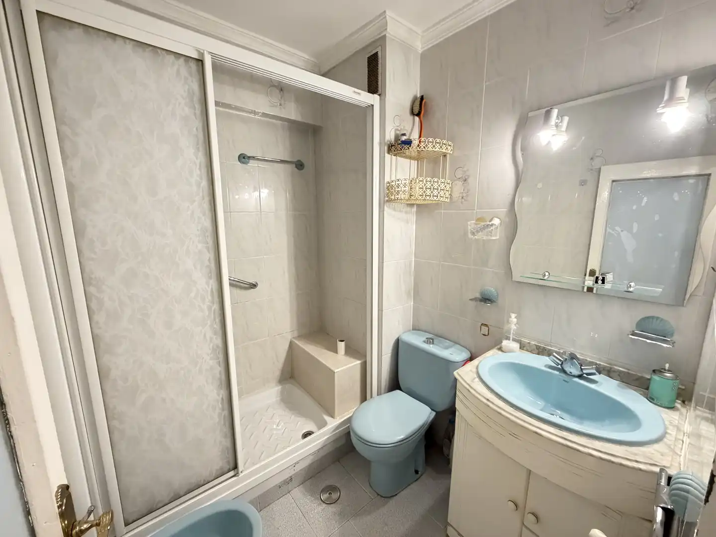 Bathroom of Flat for sale in Madrid