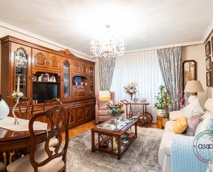 Sala d'estar de Pis en venda en Oviedo  amb Calefacció i Parquet